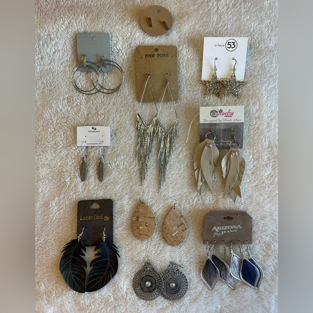 12 (One Dozen) Pairs of beautiful Earrings! Such a variety here -- a great Lot!